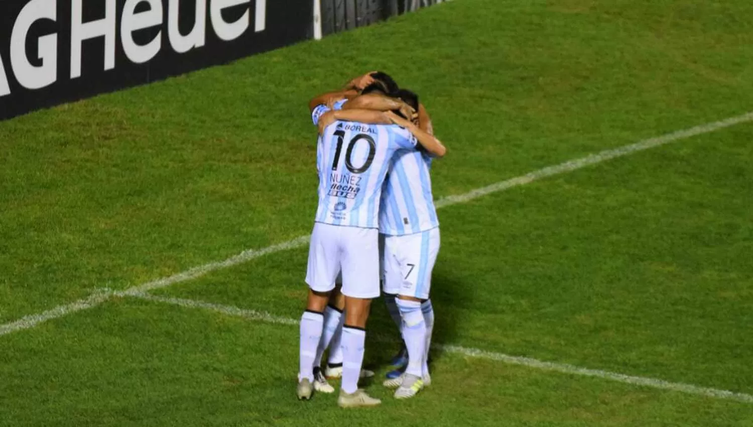 FESTEJO DECANO. Díaz y Núñez marcaron para Atlético ante The Strongest. (FOTO DE @PUCAT15)