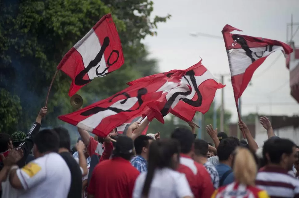 BANDERAZO.  El sábado, los hinchas coparán La Ciudadela. Pese a las gestiones de los dirigentes no se permitirá la presencia de hinchas visitantes en Adrogué. la gaceta / foto de DIEGO ARAOZ