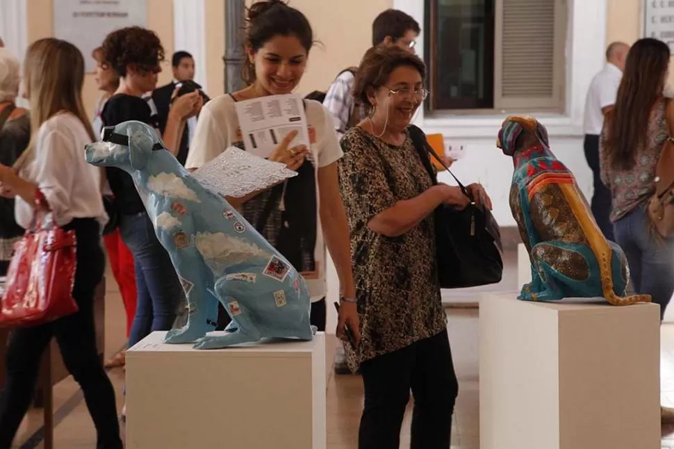 INSTALACIÓN. Cada artista puso su color, indumentaria o estilo a los moldes.  