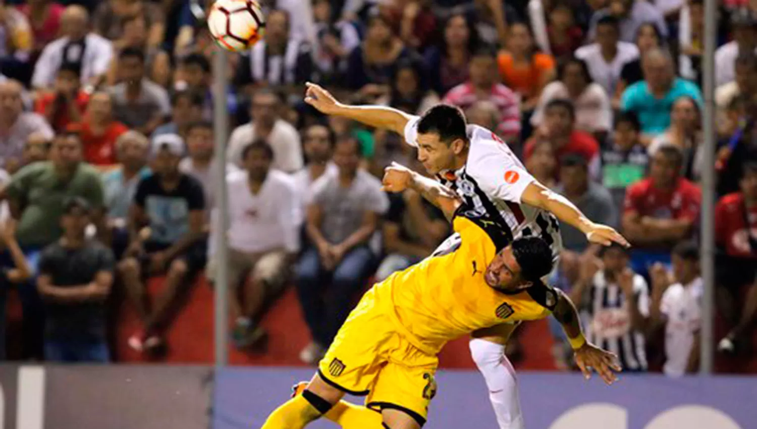 PUNTOS EN CASA. Peñarol golpeó en los momentos justos y dejó sin invicto a Libertad. REUTERS