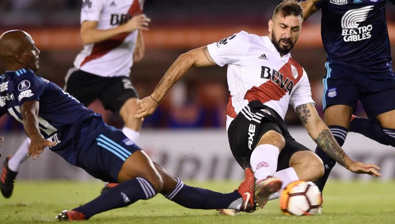 NUEVO MANO A MANO. River y Emelec se enfrentan en el Monumental. (ARCHIVO)