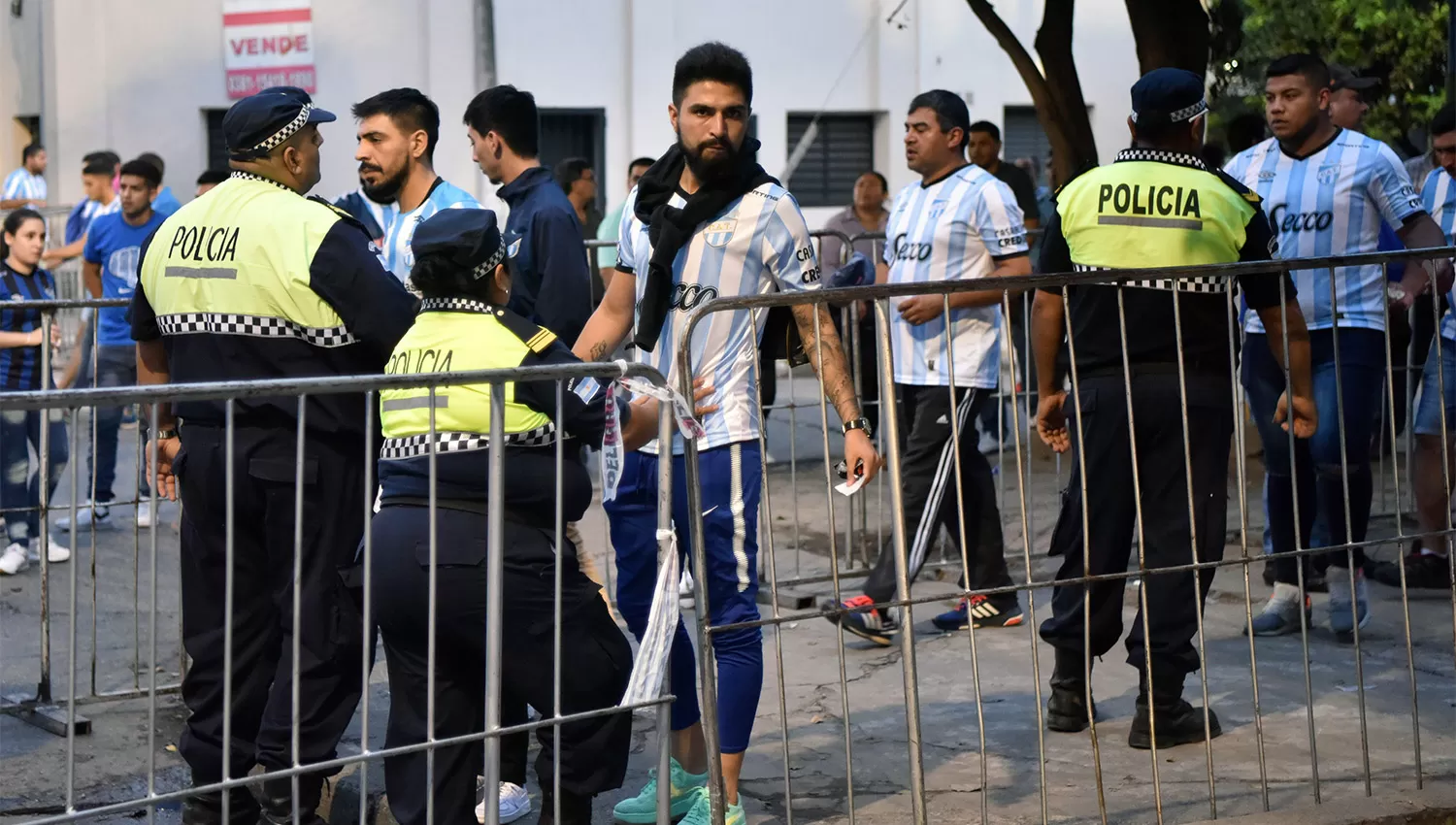 TRIBUNA SEGURA. El prófugo fue detectado en uno de los puntos de control que se desplegaron en las adyacencias del estadio, similar al de la fotografía. ARCHIVO LA GACETA / FOTO DE INÉS QUINTEROS ORIO 