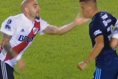 Como en la mejor novela: un jugador de River le dio una cachetada a un rival para zafar de su marca