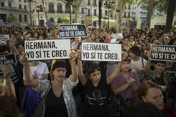 La Manada: escándalo en España tras una condena menor a cinco hombres acusados de violación grupal