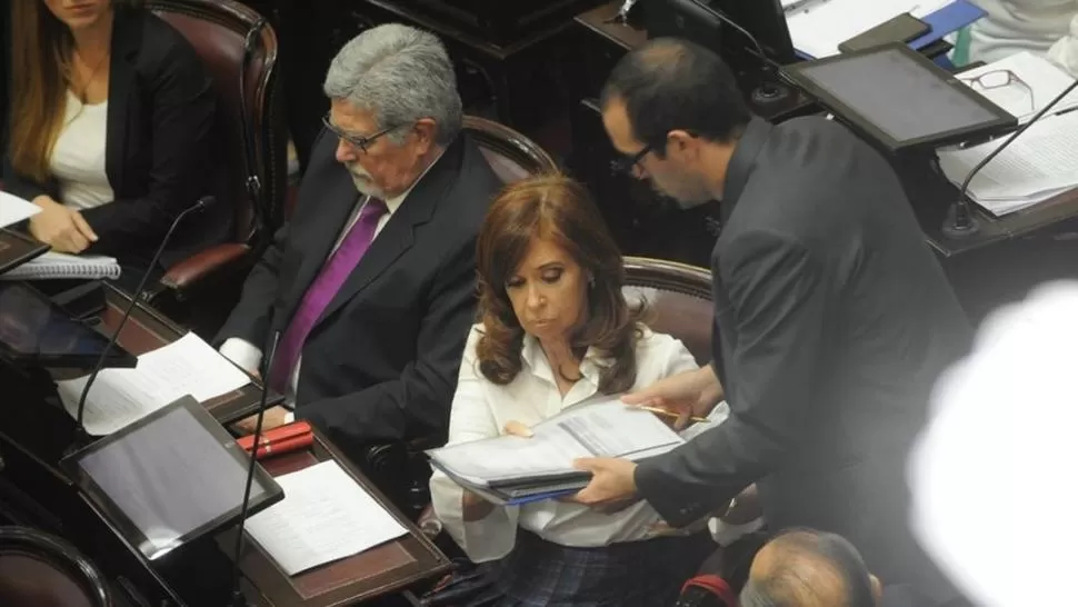 SE FUE SIN VOTAR. La moción de Cristina de no tratar el proyecto perdió 44 a 15. clarin.com