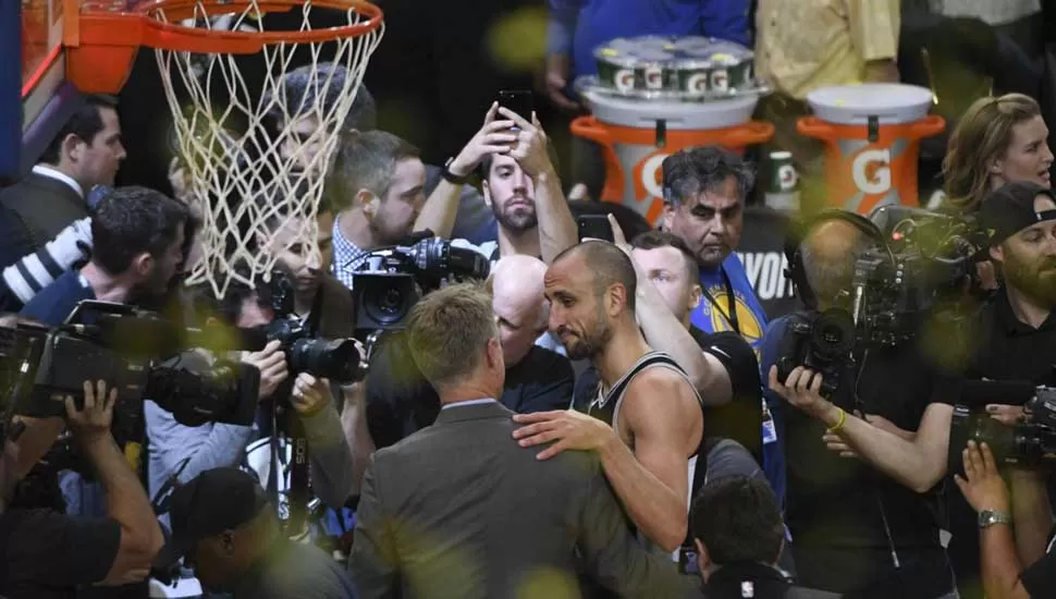 CONSEJO. “Si lo amas, sigue jugando; ¿no crees?”, le planteó Steve Kerr, entrenador de Golden State, a Ginóbili.  reuters