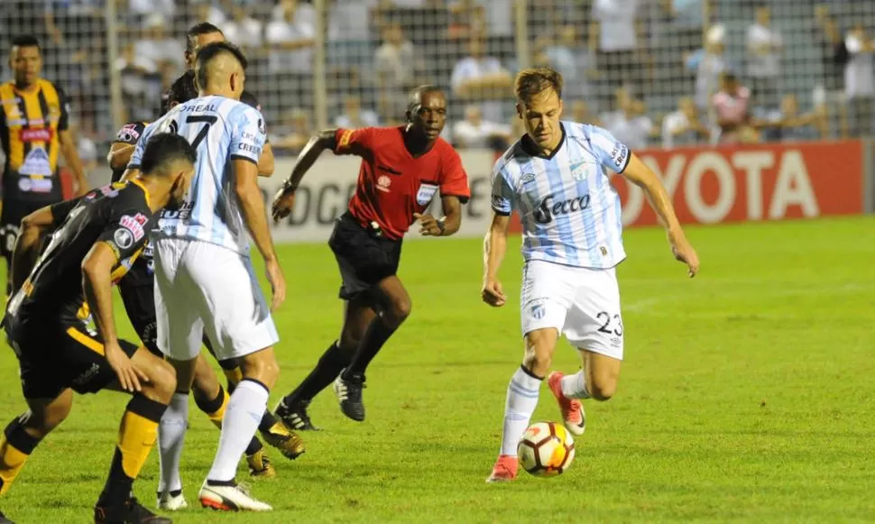 CADA DÍA MEJOR. Leyes, que en la foto lleva la pelota, no arrancó bien su segundo ciclo en Atlético pero cada partido que pasa se asienta en el puesto junto a un consagrado como Rodrigo Aliendro.  la gaceta / foto de héctor peralta 