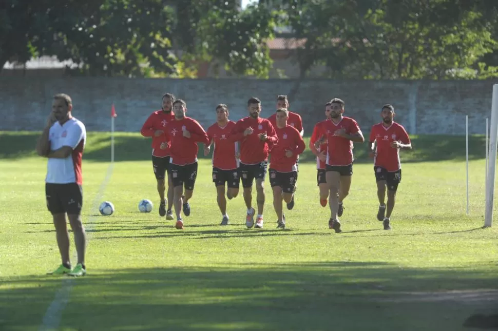 ULTIMANDO DETALLES. El plantel “albirrojo” fue exigido a fondo durante el entrenamiento matutino que se llevó a cabo en el complejo Natalio Mirkin. la gaceta / foto de franco vera (archivo)