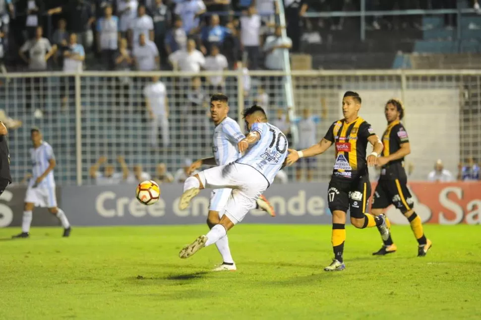 PASE POR CAJA. Núñez ya ensayó una pirueta perfecta y conectó, de tijera, lo que será el segundo gol de Atlético en el cierre del primer tiempo, en un Monumental que deliró al final con la gran victoria del local. la gaceta / foto de héctor peralta