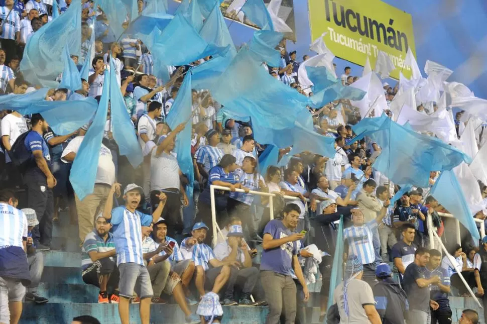 ALTAS EN EL CIELO. Los hinchas “decanos” saludaron y alentaron al equipo haciendo flamear las banderas celestes y blancas; de esos colores estuvo teñido el “Monumental” hacia el anochecer de ayer. la gaceta / foto de héctor peralta