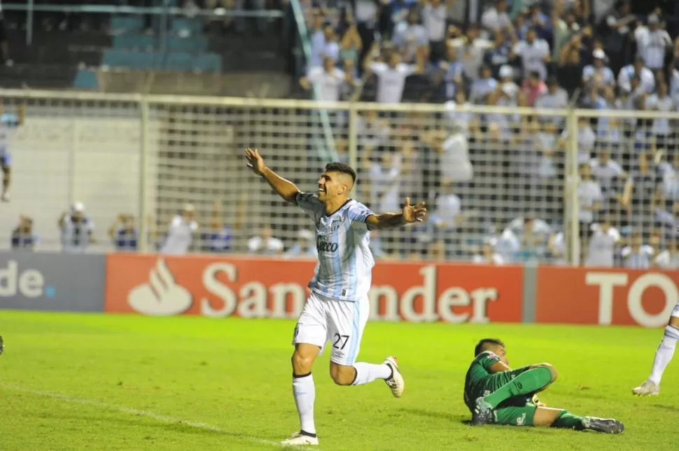 EL PRIMERO. Leandro Díaz festeja el 1-0 para Atlético ante Ever Caballero. El delantero será vital para las aspiraciones de Atlético en la Copa, el miércoles que viene.  la gaceta / foto de héctor peralta 