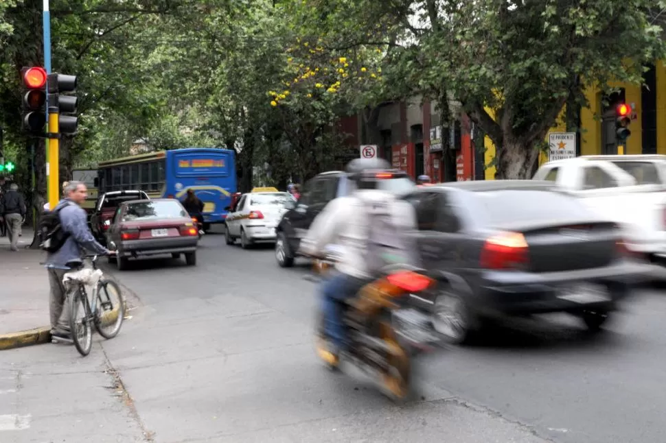 ENSORDECEDOR. Motos con escapes libres, bocinazos, colectivos que frenan y arrancan, música a alto volumen, martillos neumáticos, gritos. Ese es el panorama diario que padecen los tucumanos cada vez que van al centro. la gaceta / foto Analía Jaramillo