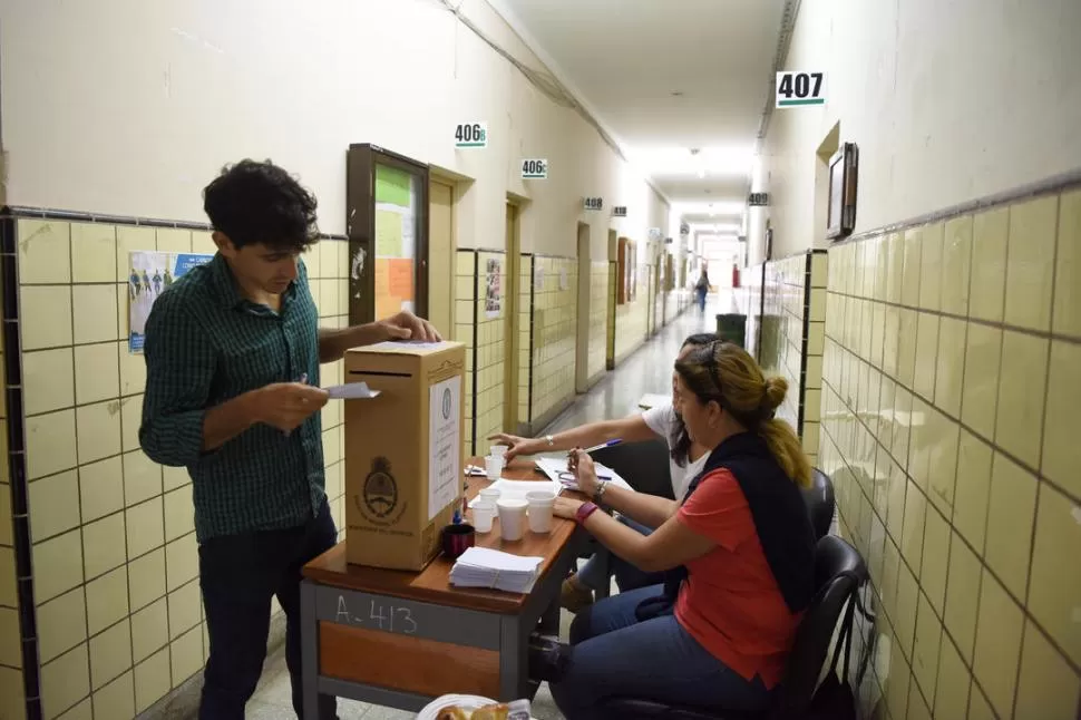 DÍA DE VOTACIÓN EN LA UNIVERSIDAD NACIONAL DE TUCUMÁN. Un elector deposita su boleta en una urna ubicada en la Facultad de Filosofía y Letras. la gaceta / foto de Analía Jaramillo