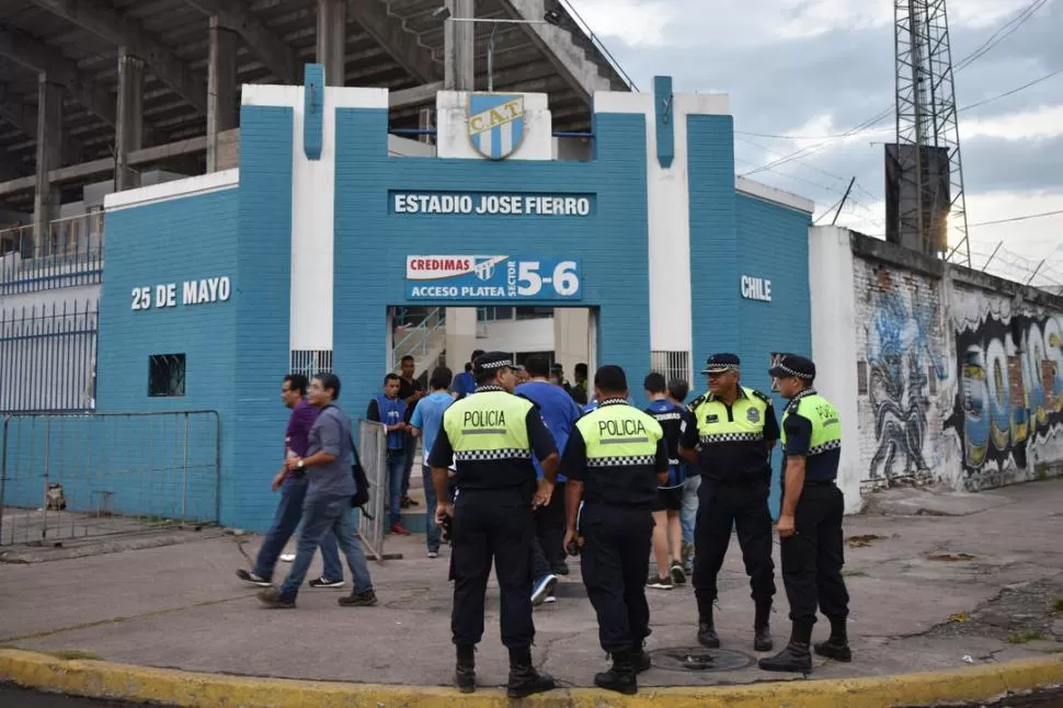 SIN NOVEDADES. Por orden del Ministerio de Seguridad, se reforzó la presencia de policías en el Monumental por temor a que se registren incidentes. la gaceta / foto de inés quinteros orio