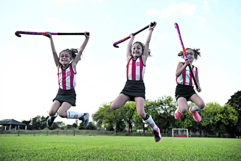 ¿CUÁL ES CUÁL? Es tanta la pasión que tienen por el hockey, que cuando no juegan los sábados, Fernanda (Izquierda), Mariana y Julieta Florita improvisan un arco en el fondo de la casa y arman partidos. la gaceta / fotos de diego aráoz