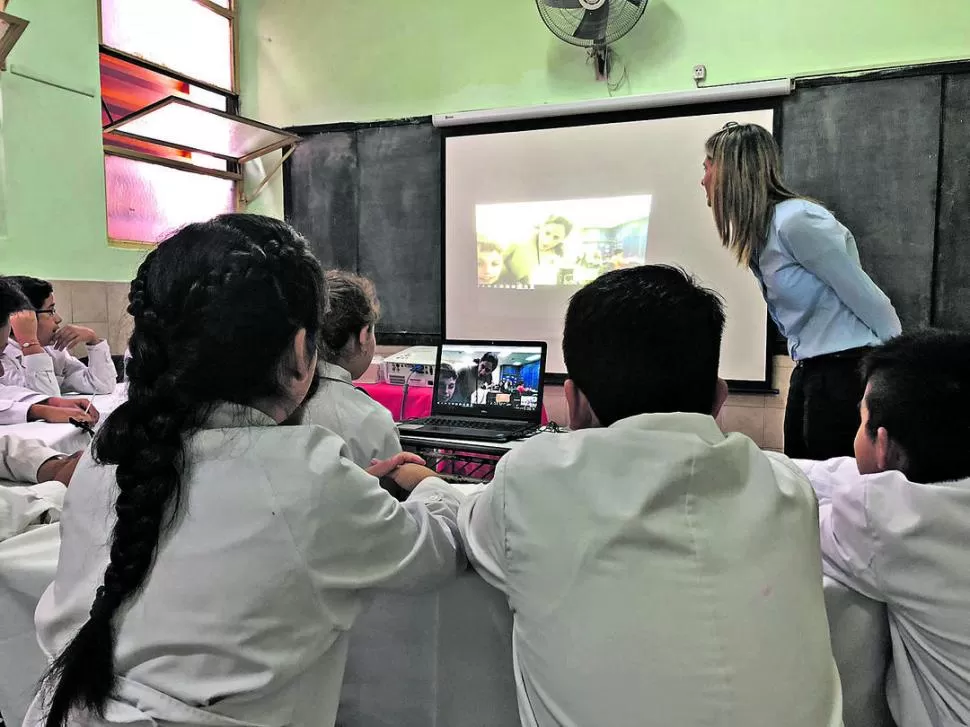 A DISTANCIA Y EN ESPAÑOL. Así fue el diálogo de los chicos tucumanos con sus pares de Nueva Jersey. FOTOS DE MAGENA VALENTIÉ.-