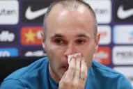 Entre lágrimas, Iniesta anunció que dejará el Barcelona a fin de temporada