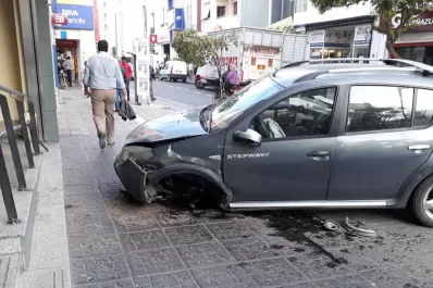 ¡Insólito! Perdió el control del auto y terminó en la vereda de un banco