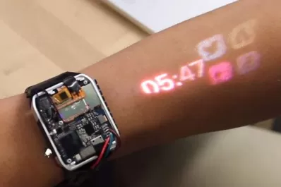 Inteligencia artificial: crearon un reloj táctil que proyecta su pantalla sobre el brazo