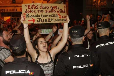 Furia en España por una condena liviana a cinco violadores