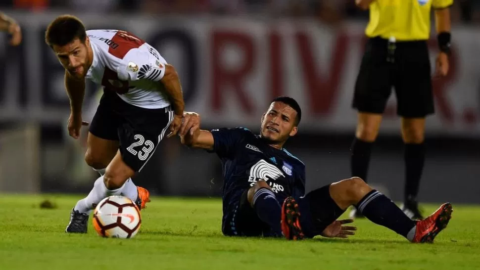 CON LA PELOTA DOMINADA. Leonardo Ponzio se escapa de la marca de un rival. prensa river plate