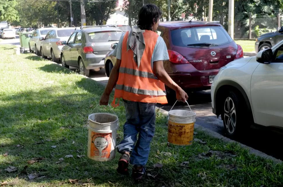 SIN HABILITACIÓN. Aunque luzcan pechera, los cuidacoches de Yerba Buena no tienen autorización municipal. LA GACETA / FOTO DE FRANCO VERA.
