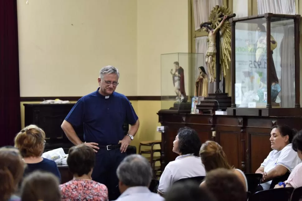 PRESENTACIÓN. El padre Javier Soteras en la charla que brindó ayer en La Merced sobre “La Mariathon y los proyectos de Radio María”. LA GACETA / FOTOS DE INÉS QUINTEROS ORIO.