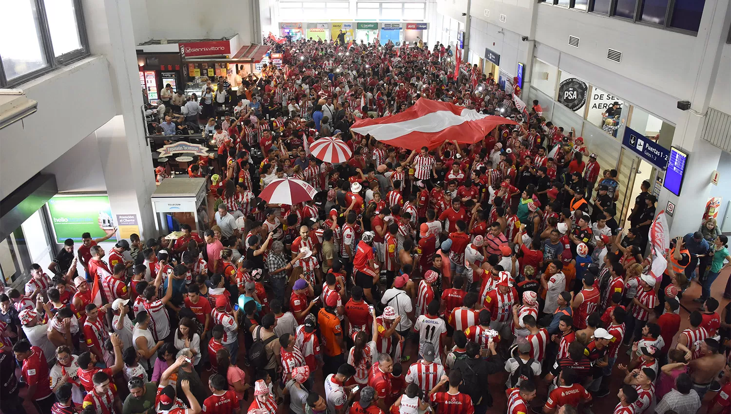 IMPRESIONANTE. Los hinchas cantan dentro del hall central del aeropuerto. LA GACETA / ANALÍA JARAMILLO