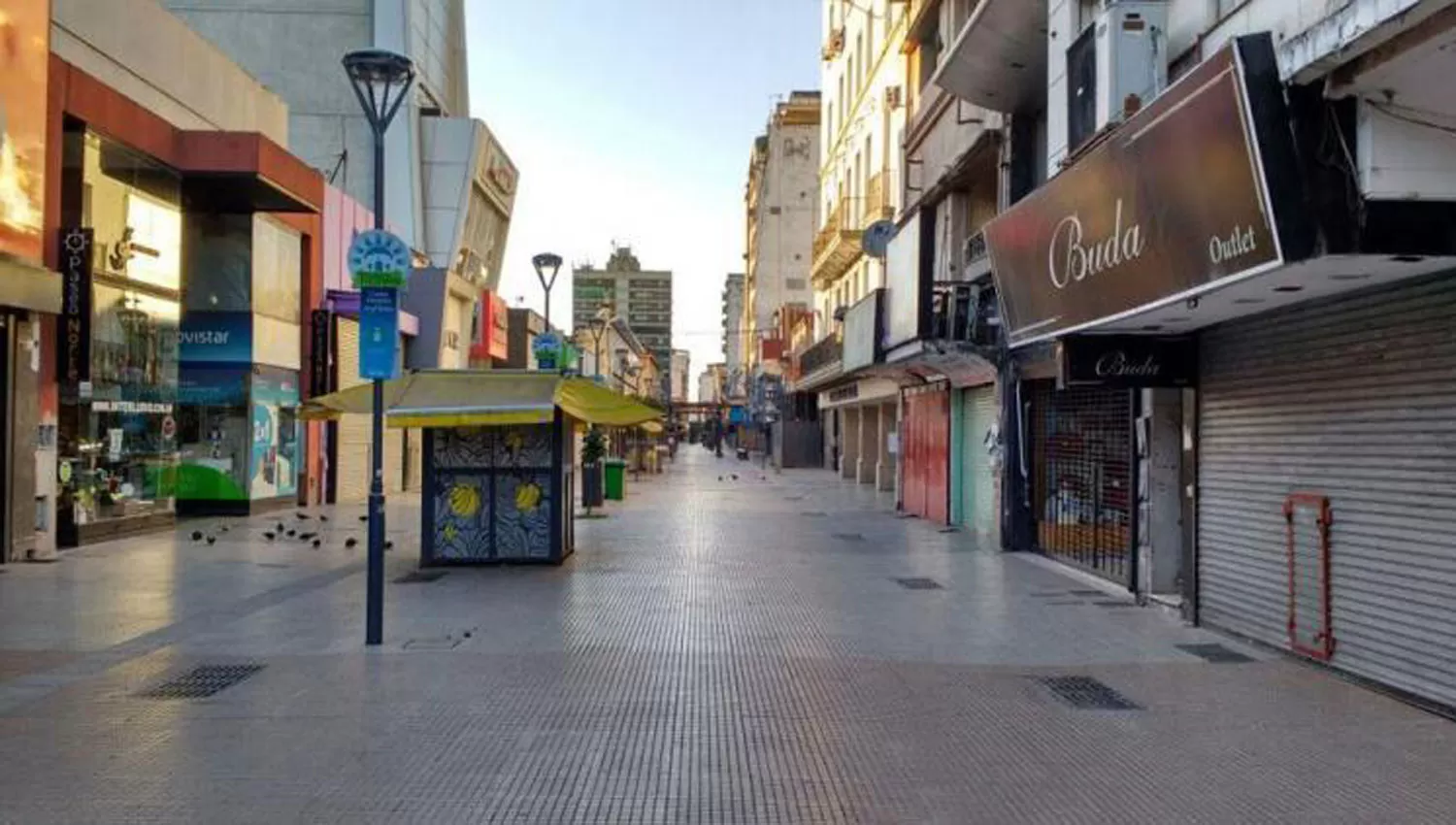 COMERCIOS CERRADOS. El martes, el centro presentará un paisaje similar al de la foto. ARCHIVO