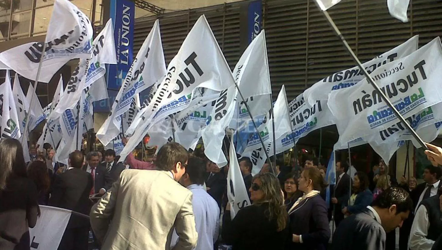 LA BANCARIA. Postal de una protesta del gremio que reúne a los bancarios. ARCHIVO