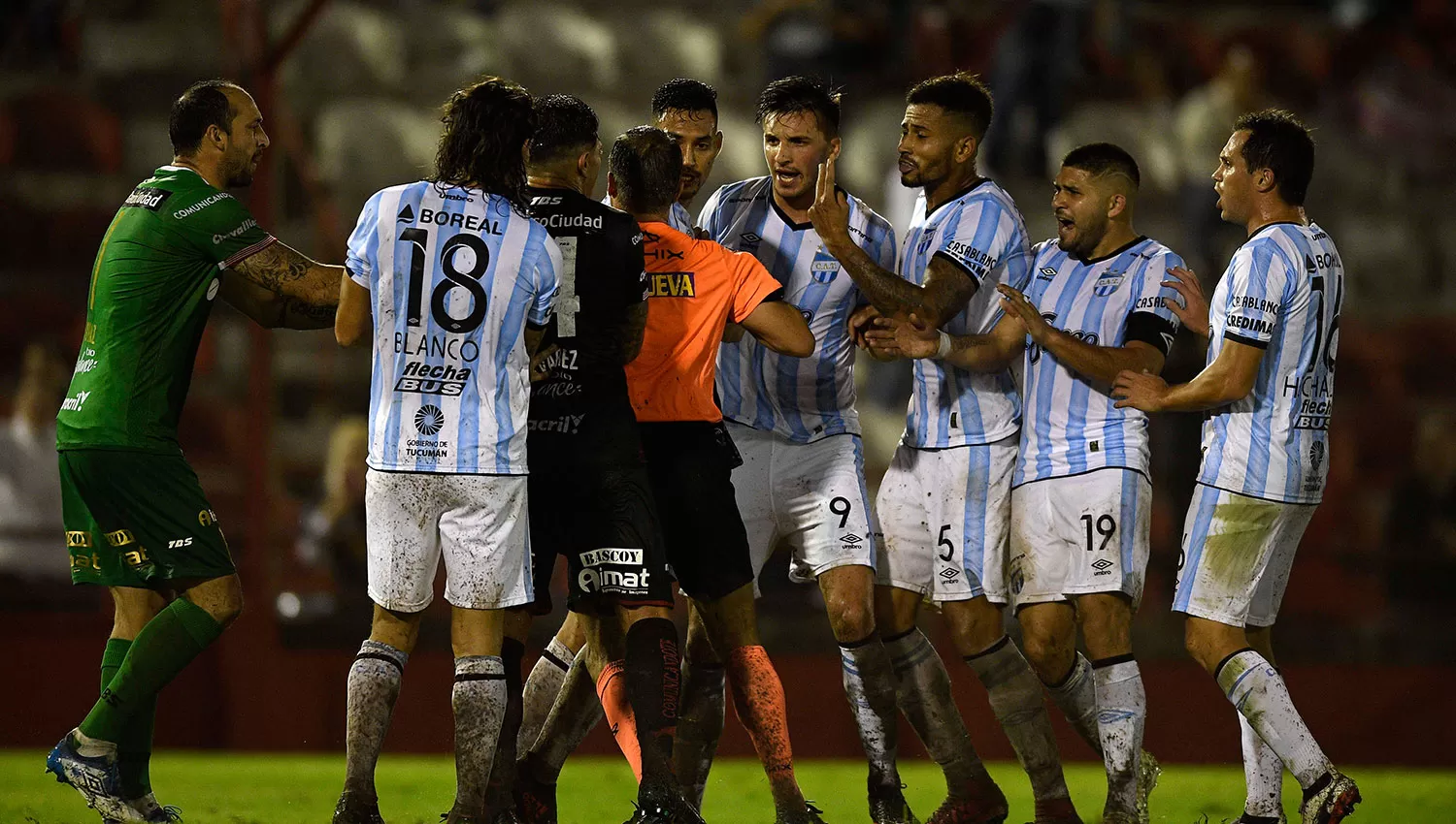 Los jugadores de Atlético protestaron por el penal no sancionado. FOTO DE IGNACIO IZAGUIRRE (ESPECIAL PARA LA GACETA)