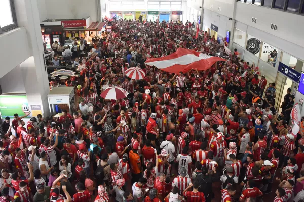 Videos y fotos: los hinchas coparon el aeropuerto tucumano para despedir a San Martín
