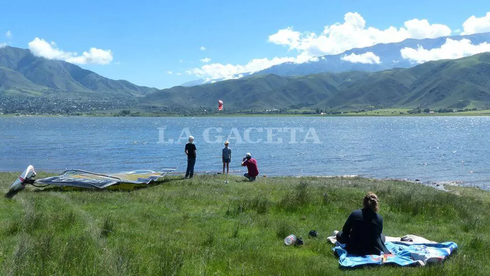 TAFÍ DEL VALLE. Veraneantes disfrutan del sol junto al lago. ARCHIVO