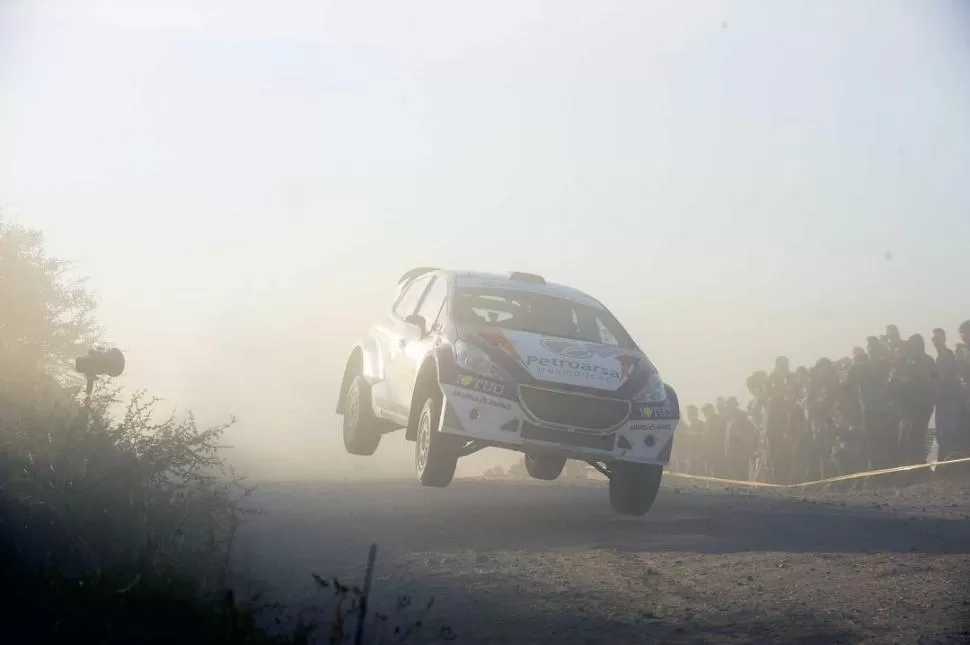 APENAS VISIBLE. El polvo en suspensión en los tramos iniciales dificultó el paso de los pilotos; en la imagen, Padilla y su auto. foto de marcelino mercado