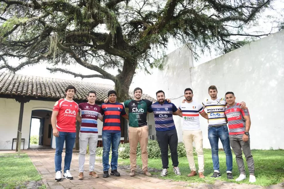 SÍMBOLO DE LA TUCUMANIDAD. En la Casa Histórica posaron José Chico (Los Tarcos), Eduardo Herrera (Jockey Club), Franco López (Aguará Guazú), José María Young (Tucumán Rugby), Nicolás Gentile (Universitario), Gabriel Ascárate (Natación y Gimnasia), Matías Ferro (Lawn Tennis) y Facundo Silva Soria (Lince). Por razones particulares, no pudieron asistir Cardenales y Huirapuca. la gaceta / foto de Analía Jaramillo