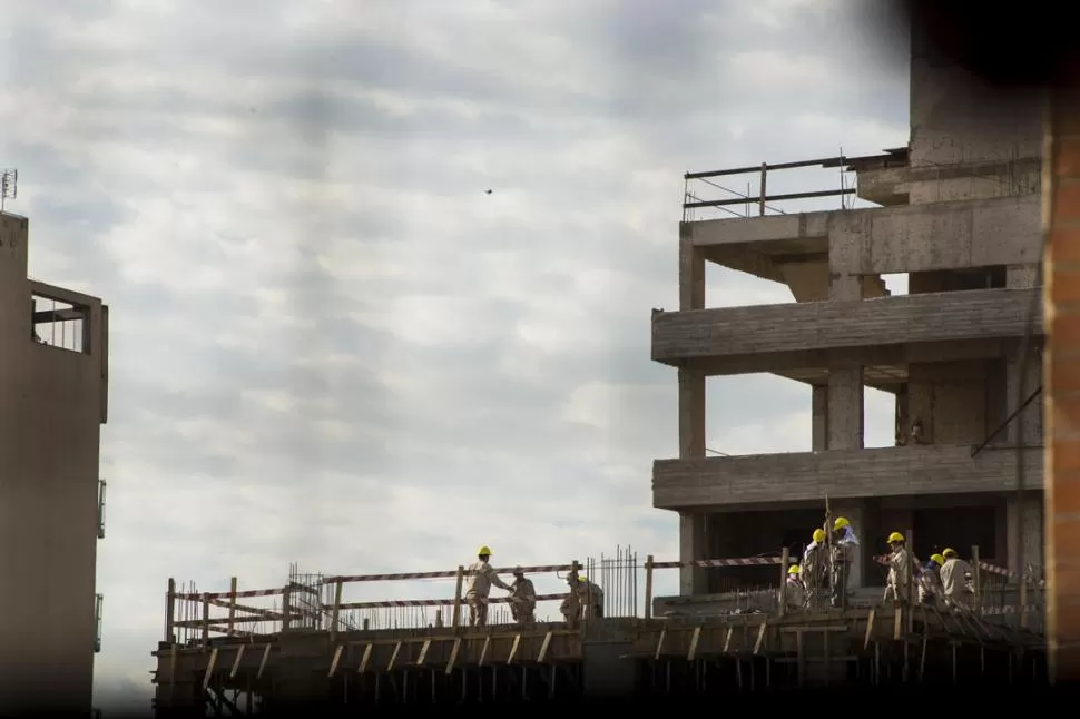 DINAMISMO. El sector de la construcción fue uno de los que más creció durante marzo, según reportó el Indec. la gaceta / FOTO JORGE OLMOS  SGROSSO (archivo)