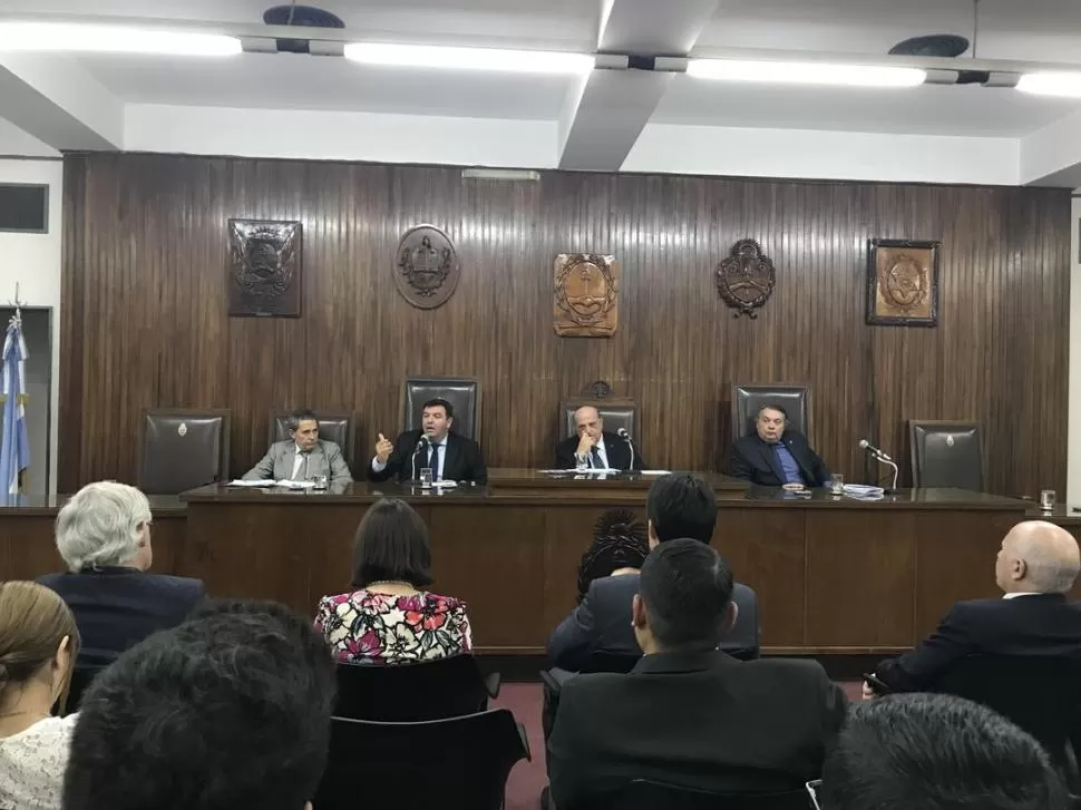 EN EL SALÓN DE ACTOS DE LA JUSTICIA FEDERAL DE TUCUMÁN. Lijo expone en presencia de los camaristas Rabbi-Baldi Cabanillas (iz.), Sanjuán y Torres. LA GACETA / FOTOS DE IRENE BENITO