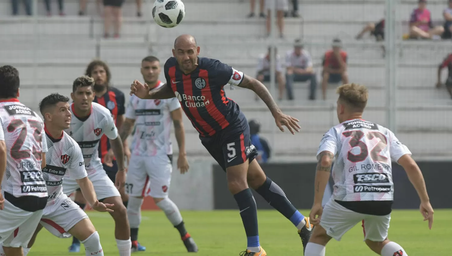 El mediocampista Juan Mercier, de San Lorenzo, cabecera rodeado de jugadores de Patronato. FOTO TOMADA DE CLARIN.COM