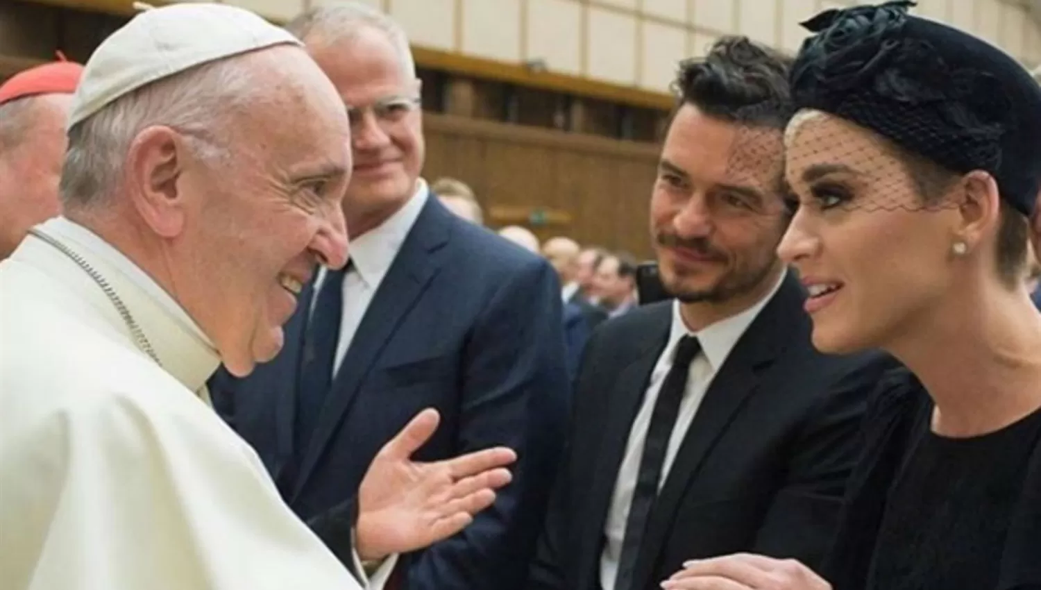 Momento en que el papa Francisco saluda a Orlando Bloom y Katy Perry. FOTO TOMADA DE LANACION.COM.AR