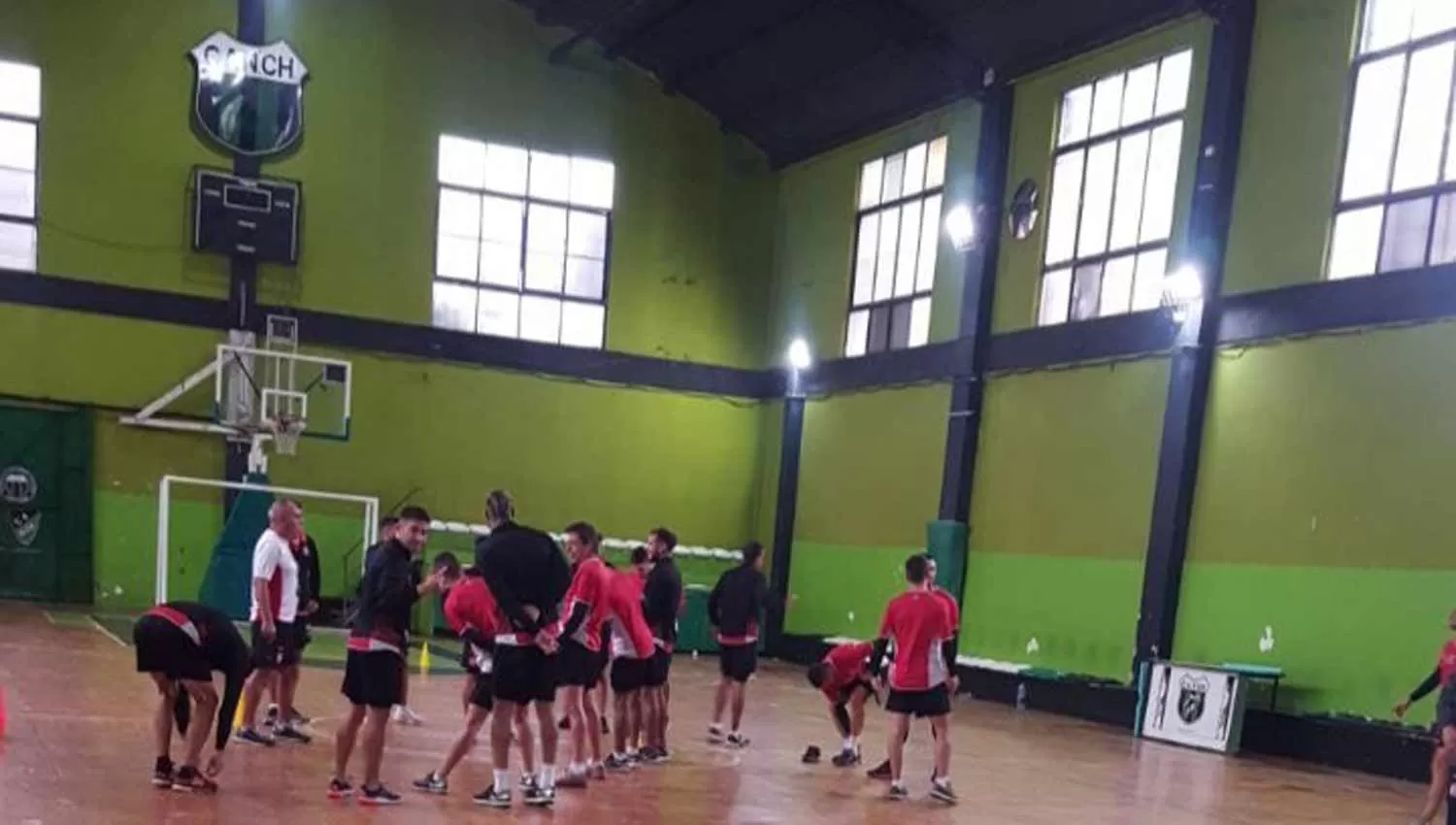 BAJO TECHO. Los Santos se entrenaron en la cancha de básquet de Nueva Chicago. (FOTO TOMADA DEL TWITTER DE @GACHY_CARDOZO)