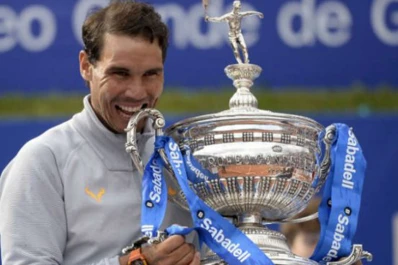 Nadal aplastó al griego Tsitsipas y ganó por undécima vez el torneo de Barcelona