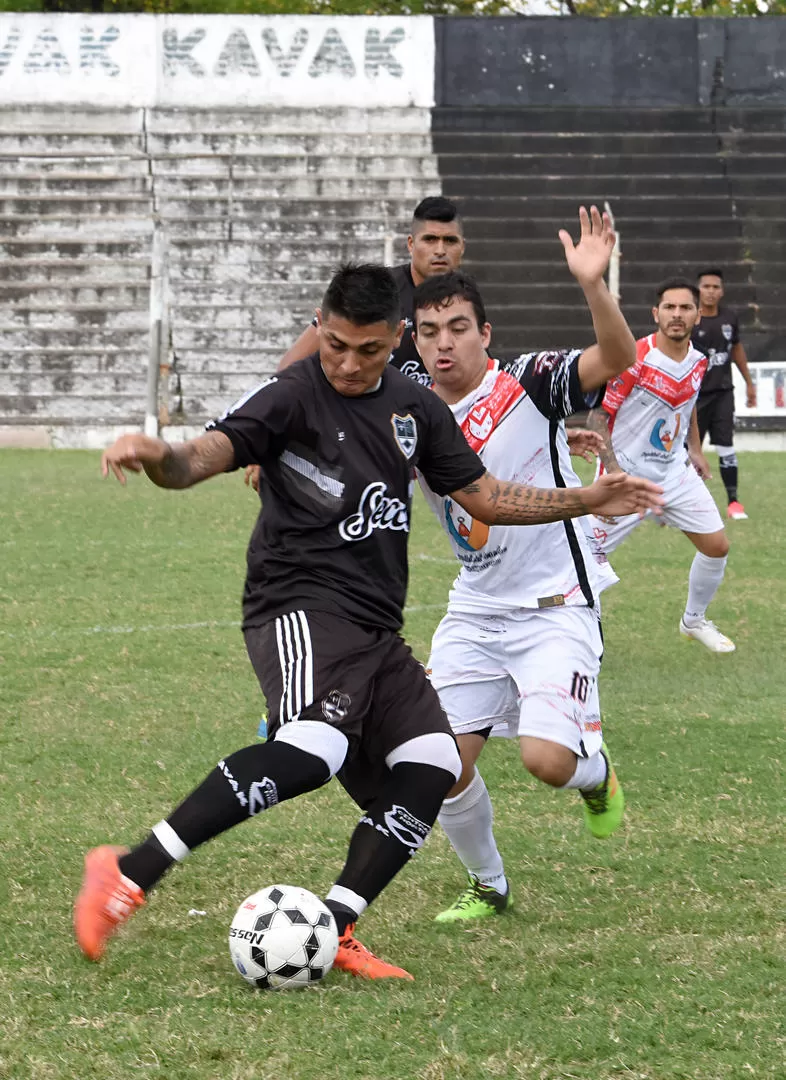 DUELO. Romero, de Central Norte, se lleva el balón ante Luque de La Providencia. la gaceta / Foto de José Nuno