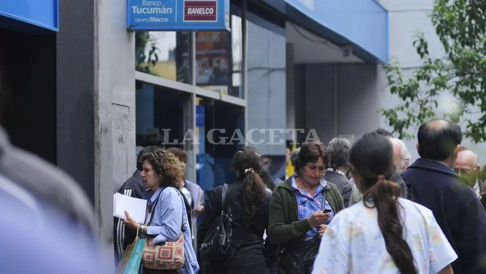 Un lunes con actividad comercial, pero sin bancos