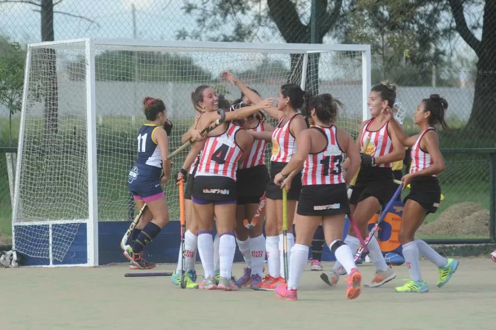 PRIMERO. Micaela García (izq.), puso el 1-0 y recibe el abrazo de sus compañeras. la gaceta / foto de Antonio Ferroni