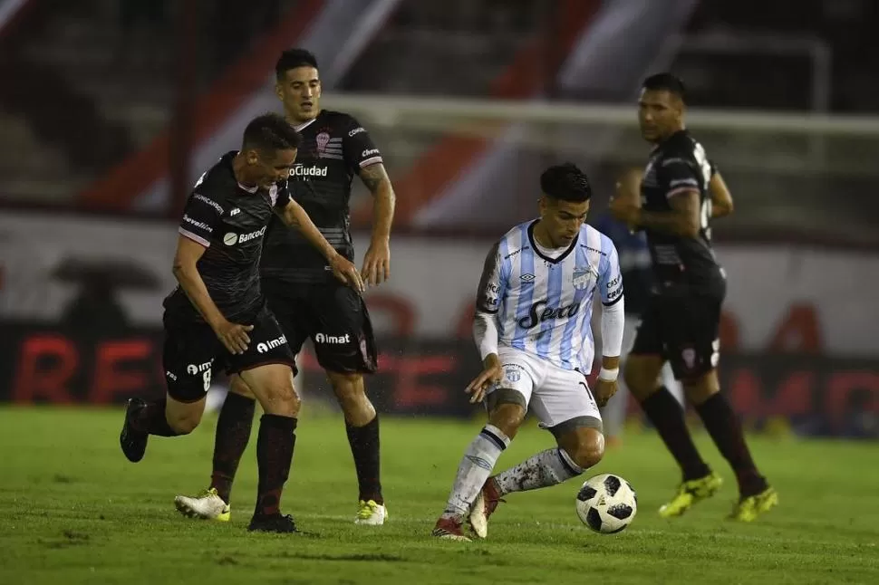 NUNCA ENCERRADO. Álvarez volvió a demostrar que a su juego solo le faltaba encontrarle ritmo de competencia. Ayer fue la carta más clara de un equipo compuesto por jugadores casi sin fútbol en el año. foto de ignacio izaguirre (especial para la gaceta)