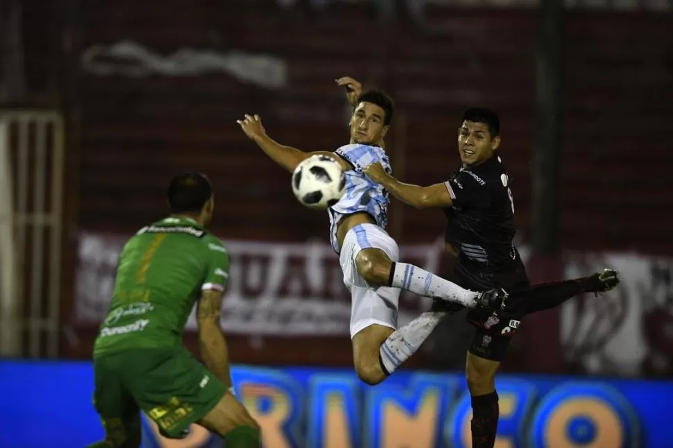 CASI. Lamas fue de los centrales que más se animó a ir al área de Díaz. En su cabeza tuvo un gol, pero no concretó. foto de ignacio izaguirre (especial para la gaceta)