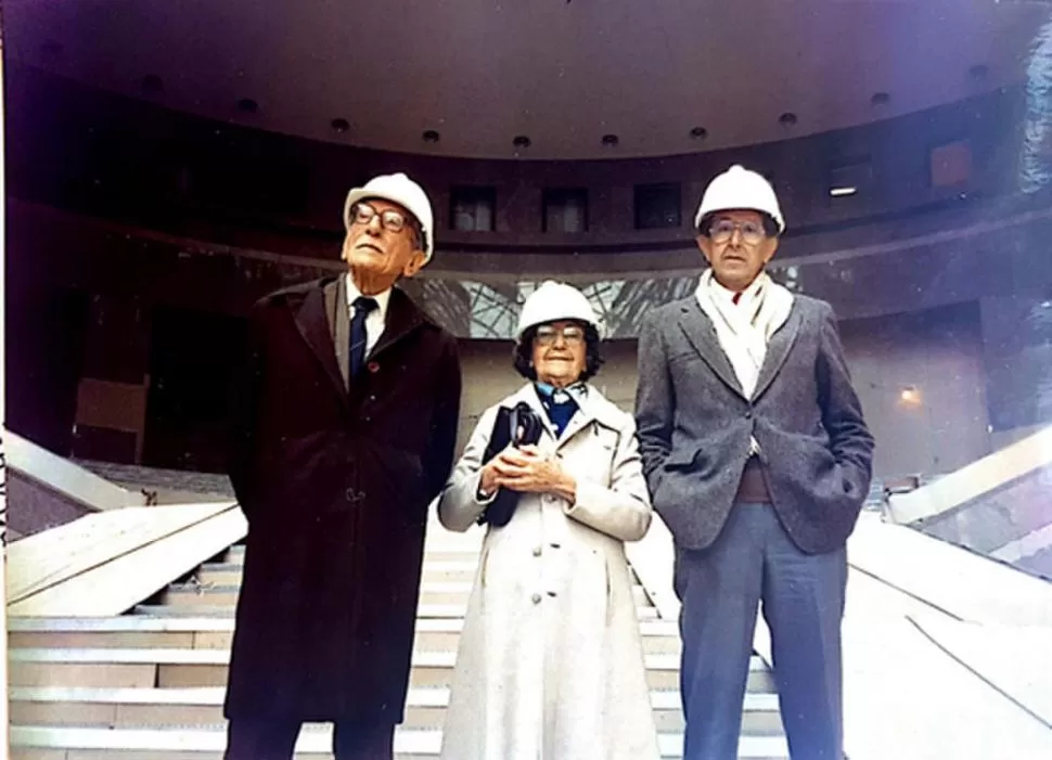 FOTO DE FAMILIA. Víctor Pelli Simonelli, Teresa Suppa de Pelli y César Pelli. 