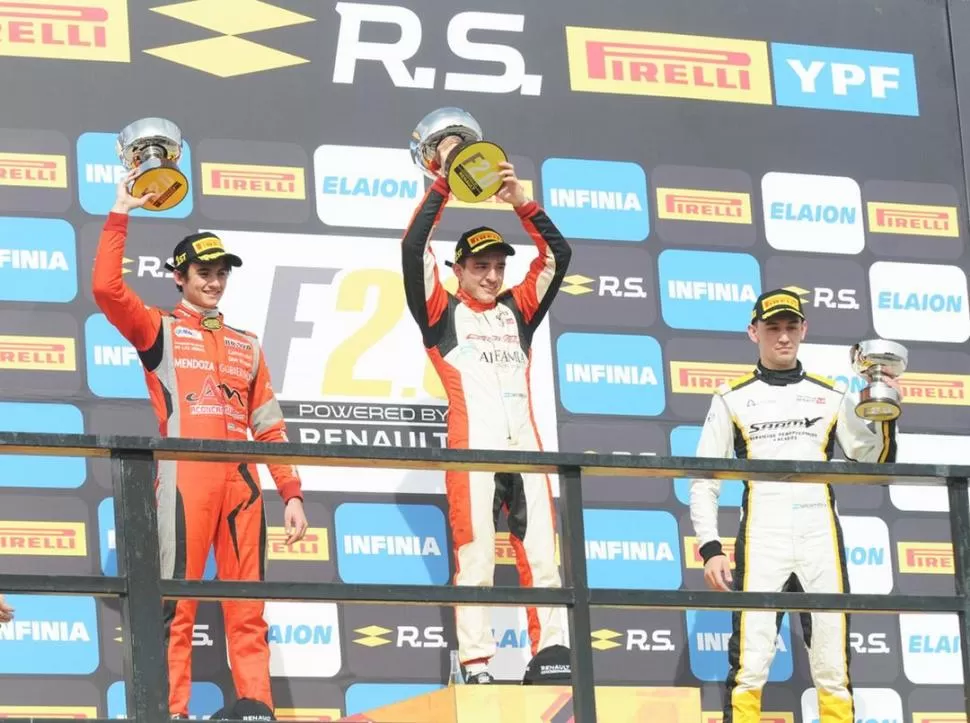 LA FELICIDAD. Facundo Rotondo luce su trofeo en el centro del podio, rodeado por el mendocino Vicino y por el cordobés Polakovich, sus escoltas en la carrera. PRENSA FÓRMULA RENAULT 2.0 