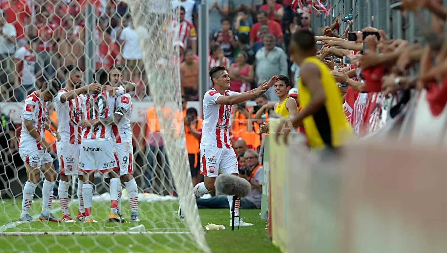 FESTEJO. Los jugadores del Santo celebran uno de los goles que convirtieron el sábado pasado en La Ciudadela. LA GACETA / HÉCTOR PERALTA