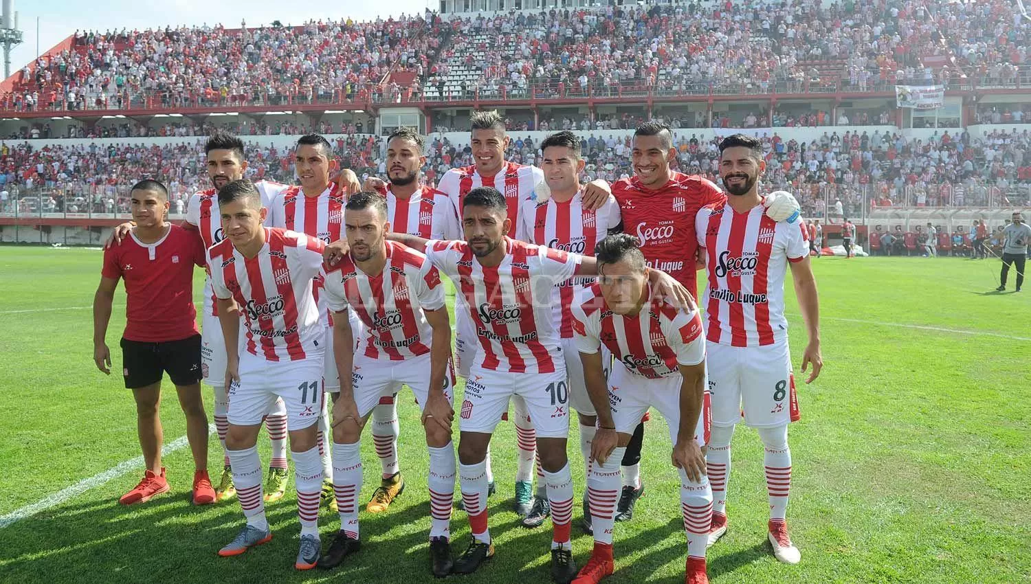 SAN MARTÍN. El equipo, durante el último partido que jugó en La Ciudadela. ARCHIVO